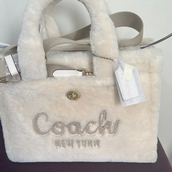 Coach cargo tote π₯ - Picture 2 of 9